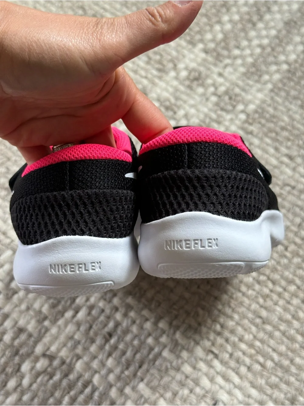 Nike kids Flex Experience RN7 943288-001 youth size 3